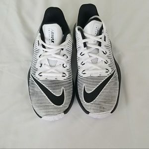 Nike Air Max infuriate 2 Boys Size 4 Black & White